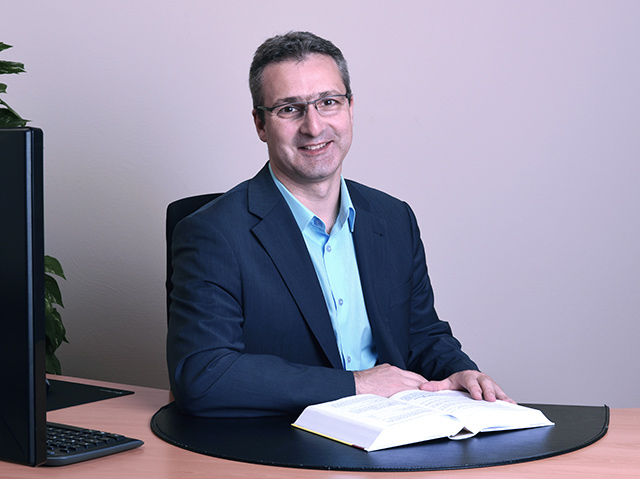 Portrait von Jürgen Neth in seinem Büro in Gaißach